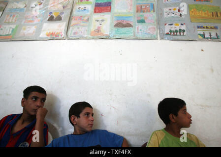 Junge irakische Waisenkinder sitzen auf ihren Betten im Irak Haus, ein Waisenhaus vor zwei Jahren erstellt die Schwellung die Zahl der obdachlosen Kinder in Bagdad schiitische Muslime Slum von Sadr City am Dienstag, 19. Juni 2007 zu bekämpfen. Der Irak Haus hat 25 Waisen von fünf bis 14 Jahren und wird von fünf erwachsenen Männern besetzt. Die meisten der Waisen sind hier, weil einer oder beide Eltern in religiös motivierte Gewalt getötet wurden. Andere sind hier, weil sie aufgegeben wurden. Die lokale Gemeinschaft unterstützt das Waisenhaus durch Spenden. (UPI Foto/Adel Abd Al-Hassan) Stockfoto