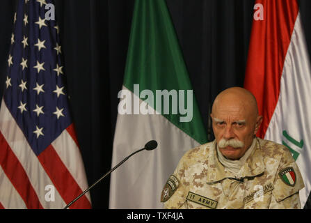 Generalmajor Alessandro Pompegnani, Stellvertretender Befehlshaber der NATO Training Mission, sagte, dass die NATO keine Pläne hat, ein ständiges Hauptquartier im Irak auf einer Pressekonferenz in Bagdad am 31. Mai 2008 geöffnet. Alle 26 NATO-Länder beteiligen sich an der Ausbildung der irakischen Armee. Die Rolle der NATO im Irak ist bald zu Ende, aber der irakische Ministerpräsident Nuri al Maliki will, dass Sie Ihren Aufenthalt, bis 2009 zu verlängern. (UPI Foto/Ali Jasim) Stockfoto