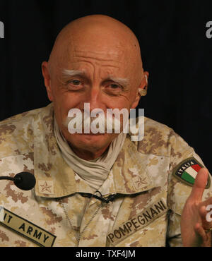 Generalmajor Alessandro Pompegnani, Stellvertretender Befehlshaber der NATO Training Mission, sagte, dass die NATO keine Pläne hat, ein ständiges Hauptquartier im Irak auf einer Pressekonferenz in Bagdad am 31. Mai 2008 geöffnet. Alle 26 NATO-Länder beteiligen sich an der Ausbildung der irakischen Armee. Die Rolle der NATO im Irak ist bald zu Ende, aber der irakische Ministerpräsident Nuri al Maliki will, dass Sie Ihren Aufenthalt, bis 2009 zu verlängern. (UPI Foto/Ali Jasim) Stockfoto