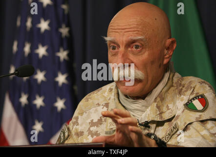 Generalmajor Alessandro Pompegnani, Stellvertretender Befehlshaber der NATO Training Mission, sagte, dass die NATO keine Pläne hat, ein ständiges Hauptquartier im Irak auf einer Pressekonferenz in Bagdad am 31. Mai 2008 geöffnet. Alle 26 NATO-Länder beteiligen sich an der Ausbildung der irakischen Armee. Die Rolle der NATO im Irak ist bald zu Ende, aber der irakische Ministerpräsident Nuri al Maliki will, dass Sie Ihren Aufenthalt, bis 2009 zu verlängern. (UPI Foto/Ali Jasim) Stockfoto