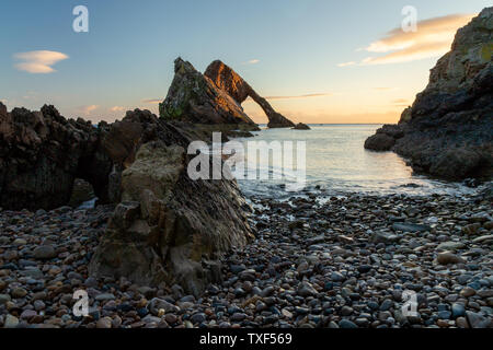 Sunrise Licht und Farben, die von den Ufern des Portknockie Stadt in der Nähe von Bogen Geige Felsformation. Schottische Highlands, Großbritannien, Europa. Stockfoto