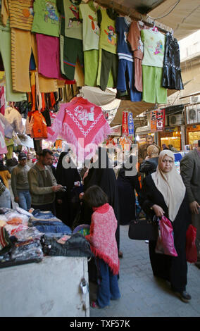 Irakische Frauen shop auf einem Markt zwei Tage vor dem muslimischen Feiertag Eid al-Adha, hat keine bestimmte Zeitdauer in Bagdad am 6. Dezember 2008. Muslime auf der ganzen Welt feiern das Eid al-Adha, zum Gedenken an den Propheten Abraham bereit war, seinen Sohn zu opfern, Ismael, auf Gottes Befehl. (UPI Foto/Ali Jasim) Stockfoto