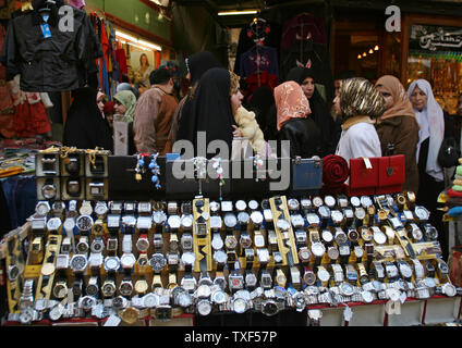 Irakische Frauen shop auf einem Markt zwei Tage vor dem muslimischen Feiertag Eid al-Adha, hat keine bestimmte Zeitdauer in Bagdad am 6. Dezember 2008. Muslime auf der ganzen Welt feiern das Eid al-Adha, zum Gedenken an den Propheten Abraham bereit war, seinen Sohn zu opfern, Ismael, auf Gottes Befehl. (UPI Foto/Ali Jasim) Stockfoto