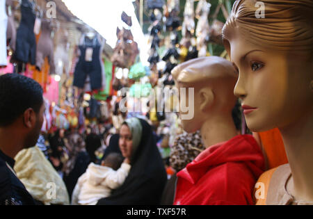 Irakische Frauen shop auf einem Markt zwei Tage vor dem muslimischen Feiertag Eid al-Adha, hat keine bestimmte Zeitdauer in Bagdad am 6. Dezember 2008. Muslime auf der ganzen Welt feiern das Eid al-Adha, zum Gedenken an den Propheten Abraham bereit war, seinen Sohn zu opfern, Ismael, auf Gottes Befehl. (UPI Foto/Ali Jasim) Stockfoto