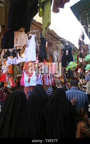 Irakische Frauen shop auf einem Markt zwei Tage vor dem muslimischen Feiertag Eid al-Adha, hat keine bestimmte Zeitdauer in Bagdad am 6. Dezember 2008. Muslime auf der ganzen Welt feiern das Eid al-Adha, zum Gedenken an den Propheten Abraham bereit war, seinen Sohn zu opfern, Ismael, auf Gottes Befehl. (UPI Foto/Ali Jasim) Stockfoto