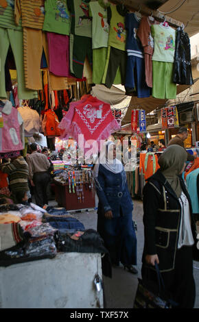 Irakische Frauen shop auf einem Markt zwei Tage vor dem muslimischen Feiertag Eid al-Adha, hat keine bestimmte Zeitdauer in Bagdad am 6. Dezember 2008. Muslime auf der ganzen Welt feiern das Eid al-Adha, zum Gedenken an den Propheten Abraham bereit war, seinen Sohn zu opfern, Ismael, auf Gottes Befehl. (UPI Foto/Ali Jasim) Stockfoto