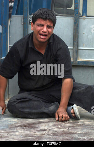 Irakische Mann trauert bei einer Beerdigung eines Opfers von der Explosion einer Autobombe in der Schiiten in Bagdad Enklave von Sadr City, Irak, Donnerstag, 30. April 2009. Zwei Autobomben ein beliebtes Einkaufsviertel in der Bagdader größten schiitischen Viertel Mittwoch verwüstet, den Tod von mindestens 41 Menschen in einem anderen mächtigen Streik der Verdacht auf die sunnitischen Aufständischen. (UPI Foto/Ali Jasim) Stockfoto