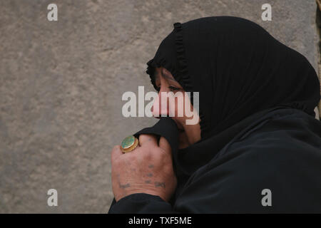 Irakische Frau trauert bei einer Beerdigung eines Opfers von der Explosion einer Autobombe in der Schiiten in Bagdad Enklave von Sadr City, Irak, Donnerstag, 30. April 2009. Zwei Autobomben ein beliebtes Einkaufsviertel in der Bagdader größten schiitischen Viertel Mittwoch verwüstet, den Tod von mindestens 41 Menschen in einem anderen mächtigen Streik der Verdacht auf die sunnitischen Aufständischen. (UPI Foto/Ali Jasim) Stockfoto