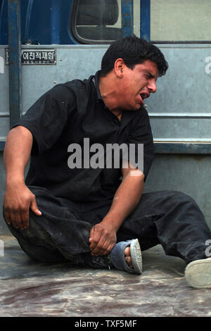 Irakische Mann trauert bei einer Beerdigung eines Opfers von der Explosion einer Autobombe in der Schiiten in Bagdad Enklave von Sadr City, Irak, Donnerstag, 30. April 2009. Zwei Autobomben ein beliebtes Einkaufsviertel in der Bagdader größten schiitischen Viertel Mittwoch verwüstet, den Tod von mindestens 41 Menschen in einem anderen mächtigen Streik der Verdacht auf die sunnitischen Aufständischen. (UPI Foto/Ali Jasim) Stockfoto