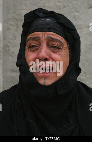 Irakische Frau trauert bei einer Beerdigung eines Opfers von der Explosion einer Autobombe in der Schiiten in Bagdad Enklave von Sadr City, Irak, Donnerstag, 30. April 2009. Zwei Autobomben ein beliebtes Einkaufsviertel in der Bagdader größten schiitischen Viertel Mittwoch verwüstet, den Tod von mindestens 41 Menschen in einem anderen mächtigen Streik der Verdacht auf die sunnitischen Aufständischen. (UPI Foto/Ali Jasim) Stockfoto