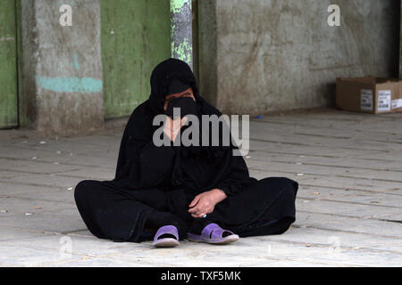 Irakische Frau trauert bei einer Beerdigung eines Opfers von der Explosion einer Autobombe in der Schiiten in Bagdad Enklave von Sadr City, Irak, Donnerstag, 30. April 2009. Zwei Autobomben ein beliebtes Einkaufsviertel in der Bagdader größten schiitischen Viertel Mittwoch verwüstet, den Tod von mindestens 41 Menschen in einem anderen mächtigen Streik der Verdacht auf die sunnitischen Aufständischen. (UPI Foto/Ali Jasim) Stockfoto