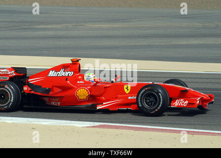 Ferrari Formel 1-Fahrer Felipe Massa am ersten Tag der Praxis in Bahrain am Freitag, 13. April 2007. Die Bahrain Grand Prix wird am Sonntag, den 15. April statt und wird 11 Teams und 22 Fahrer. (UPI Foto/Norbert Schiller) Stockfoto