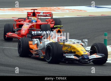 Von Renault Formel-1-Pilot Heikki Kovalainen Durchläufe vor Ferrari Felipe Massa während des zweiten Tages der Praxis in Bahrain am 14. April 2007. Die Formel 1 Grand Prix von Bahrain wird am Sonntag, den 15. April statt und wird 11 Teams und 22 Fahrer. (UPI Foto/Norbert Schiller) Stockfoto