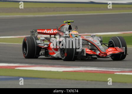 McLaren Formel-1-Fahrer Lewis Hamilton sicherte sich den zweiten Position während der Time Trials am zweiten Tag der Praxis in Bahrain am 14. April 2007. Ferraris Felipe Massa gewann die Pole Position, sein Teamkollege Kimi Räikkönen dritter Position gewonnen. Die Formel 1 Grand Prix von Bahrain am 15. April statt und wird 11 Teams und 22 Fahrer. (UPI Foto/Norbert Schiller) Stockfoto