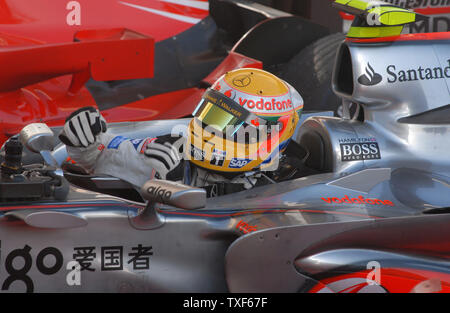 McLaren Formel-1-Fahrer Lewis Hamilton feiert nach dem zweiten Platz in Bahrain Formel 1 Grand Prix am Sonntag, den 15. April 2007. Ferraris Felipe Massa gewann das Rennen und sein Teamkollege Kimi Räikkönen den dritten Platz. (UPI Foto/Norbert Schiller) Stockfoto