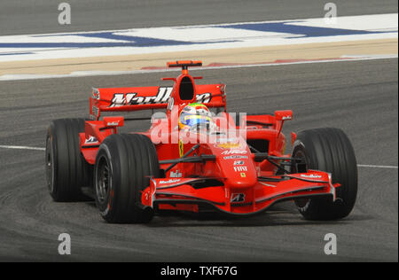 Ferrari Formel 1-Fahrer Felipe Massa sichert Pole Position während der Time Trials am zweiten Tag der Praxis in Bahrain am 14. April 2007. McLaren von Lewis Hamilton hatte die zweitschnellste Zeit von massas Teamkollege Kimi Räikkönen. Die Formel 1 Grand Prix von Bahrain am 15. April statt und wird 11 Teams und 22 Fahrer. (UPI Foto/Norbert Schiller) Stockfoto
