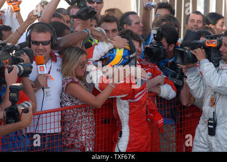 Ferrari Formel 1-Fahrer Felipe Massa feiert mit Besatzungsmitglieder nach Bahrain Formel 1 Grand Prix am Sonntag, den 15. April 2007. Mclaren von Lewis Hamilton ist an zweiter Stelle, gefolgt von Ferrari von Kimi Räikkönen. (UPI Foto/Norbert Schiller) Stockfoto