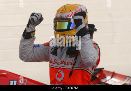 McLaren Formel-1-Fahrer Lewis Hamilton feiert nach dem zweiten Platz in Bahrain Formel 1 Grand Prix am Sonntag, den 15. April 2007. Ferraris Felipe Massa gewann das Rennen und sein Teamkollege Kimi Räikkönen den dritten Platz. (UPI Foto/Norbert Schiller) Stockfoto