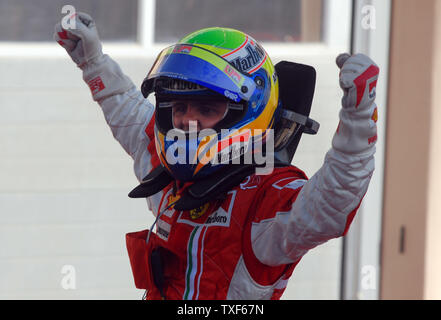 Ferrari Formel 1-Fahrer Felipe Massa feiert nach seinem Sieg in Bahrain die Formel 1 Grand Prix am Sonntag, den 15. April 2007. Mclaren von Lewis Hamilton ist an zweiter Stelle, gefolgt von Ferrari von Kimi Räikkönen. (UPI Foto/Norbert Schiller) Stockfoto