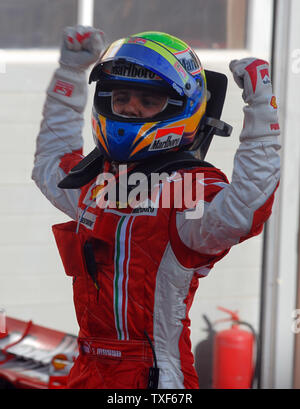 Ferrari Formel 1-Fahrer Felipe Massa feiert nach seinem Sieg in Bahrain die Formel 1 Grand Prix am Sonntag, den 15. April 2007. Mclaren von Lewis Hamilton ist an zweiter Stelle, gefolgt von Ferrari von Kimi Räikkönen. (UPI Foto/Norbert Schiller) Stockfoto