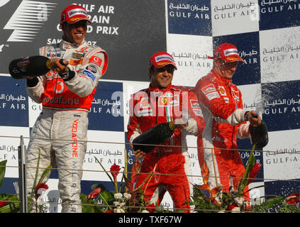 Sieger des Formel 1 Grand Prix von Bahrain, Ferrari Fahrer Felipe Massa (Mitte) feiert sein Teamkollege Kimi Räikkönen (rechts), die den dritten Platz gewonnen und McLaren von Lewis Hamilton (links), die zweite am Sonntag, den 15. April 2007 erhielt. (UPI Foto/Norbert Schiller) Stockfoto