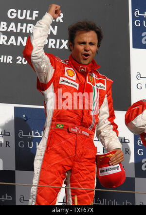 Ferrari Formel 1-Fahrer Felipe Massa feiert nach seinem Sieg in Bahrain die Formel 1 Grand Prix am Sonntag, den 15. April 2007. Mclaren von Lewis Hamilton ist an zweiter Stelle, gefolgt von Ferrari von Kimi Räikkönen. (UPI Foto/Norbert Schiller) Stockfoto