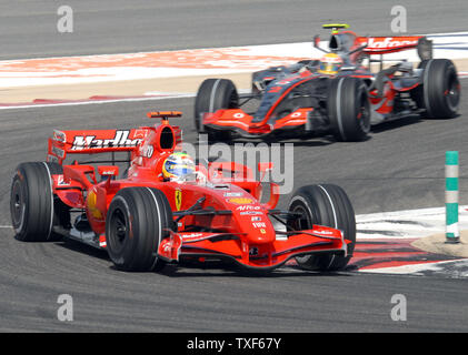 Bahrain Formel 1 Grand Prix Sieger, Ferraris Felipe Massa, gefolgt von McLaren Lewis Hamilton, der zweite am Sonntag, den 15. April 2007 beendet. Ferrari von Kimi Räikkönen beendete dritte. (UPI Foto/Norbert Schiller) Stockfoto