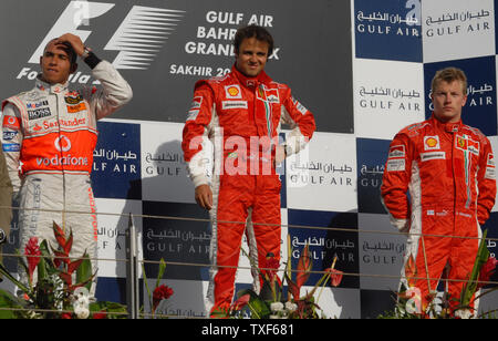 Sieger des Formel 1 Grand Prix von Bahrain, Ferrari Fahrer Felipe Massa (Mitte) feiert sein Teamkollege Kimi Räikkönen (rechts), die den dritten Platz gewonnen und McLaren von Lewis Hamilton (links), die zweite am Sonntag, den 15. April 2007 erhielt. (UPI Foto/Norbert Schiller) Stockfoto