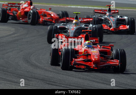 Bahrain Formel 1 Grand Prix Sieger, Ferraris Felipe Massa führt das gesamte Rennen am Sonntag, den 15. April 2007. Mclaren von Lewis Hamilton (lbehind) den zweiten Platz, gefolgt von Ferrari von Kimi Räikkönen (links). (UPI Foto/Norbert Schiller) Stockfoto