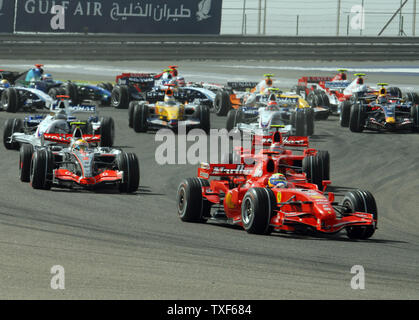 Bahrain Formel 1 Grand Prix Sieger, Ferraris Felipe Massa in der Leitung Auto auf die erste Runde der Grand Prix am Sonntag, den 15. April 2007. Mclaren von Lewis Hamilton (links) den zweiten Platz, gefolgt von Ferrari von Kimi Räikkönen (dahinter). (UPI Foto/Norbert Schiller) Stockfoto