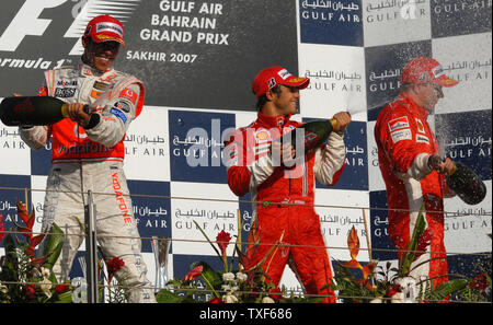 Sieger des Formel 1 Grand Prix von Bahrain, Ferrari Fahrer Felipe Massa (Mitte) feiert sein Teamkollege Kimi Räikkönen (rechts), die den dritten Platz gewonnen und McLaren von Lewis Hamilton (links), die zweite am Sonntag, den 15. April 2007 erhielt. (UPI Foto/Norbert Schiller) Stockfoto