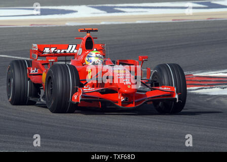 Bahrain Formel 1 Grand Prix Sieger, Ferraris Felipe Massa führt das gesamte Rennen am Sonntag, den 15. April 2007. Mclaren von Lewis Hamilton (lbehind) den zweiten Platz, gefolgt von Ferrari von Kimi Räikkönen (links). (UPI Foto/Norbert Schiller) Stockfoto