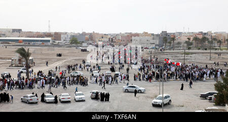 Die Demonstranten gegen die Regierung von Bahrain in Manama, Baharin am 18. März 2011 nachweisen. Tausende von Bahrainis für die Beerdigung des Demonstrators erschlagen Stunden, nachdem der König das Kriegsrecht in Reaktion auf einen Monat der Eskalation der Proteste erklärt gesammelt. Schiiten sind für 70 Prozent der Hälfte des winzigen Insel - Millionen Menschen, aber sie sind sehr hohe Beiträge und Positionen in Polizei und Militär ausgeschlossen. UPIIsa Ebrahim Stockfoto
