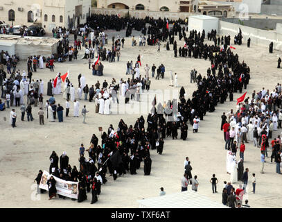 Die Demonstranten gegen die Regierung von Bahrain in Manama, Bahrain am 18. März 2011 nachweisen. Tausende von Bahrainis für die Beerdigung des Demonstrators erschlagen Stunden, nachdem der König das Kriegsrecht in Reaktion auf einen Monat der Eskalation der Proteste erklärt gesammelt. Schiiten sind für 70 Prozent der Hälfte des winzigen Insel - Millionen Menschen, aber sie sind sehr hohe Beiträge und Positionen in Polizei und Militär ausgeschlossen. UPIIsa Ebrahim Stockfoto