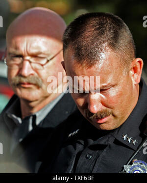 Park County Sheriff Fred Wegener (R) wird von Jefferson County Sheriff Ted Mink (L) auf der Pressekonferenz flankiert verkünden das Ende einer Geiselnahme an der Platte Canyon High School in Bailey, Colorado 27. September 2006. Polizeichef Wegener hielt seinen Kopf nach unten halten, Tränen für die meisten der Pressekonferenz. Eine bewaffnete eingegeben Platte Canyon High School, feuerte Schüsse, dauerte sechs Geiseln, dann vier Geiseln frei. Park County Sheriff Department deklariert eine taktische Situation mit dem Ergebnis der ein Student erschossen und die bewaffneten sich selbst töten. (UPI Foto/Gary C. Caskey) Stockfoto