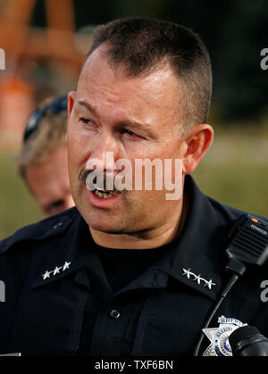 Park County Sheriff Fred Wegener kündigt das Ende der Geiselnahme an der Platte Canyon High School in Bailey, Colorado 27. September 2006. Eine bewaffnete eingegeben Platte Canyon High School, feuerte Schüsse, dauerte sechs Geiseln, dann vier Geiseln frei. Park County Sheriff Department deklariert eine taktische Situation mit dem Ergebnis der ein Student erschossen und die bewaffneten sich selbst töten. (UPI Foto/Gary C. Caskey) Stockfoto