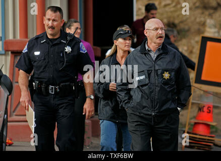 Park County Sheriff Fred Wegener (L) und Jefferson County Sheriff Ted Mink (R) sind die durch die Park County Public Information Officer Jacki Kelley (C) zu einer Pressekonferenz über das Ende der Geiselnahme Situation in Bailey, Colorado 27. September 2006 begleitet. Eine bewaffnete eingegeben Platte Canyon High School, feuerte Schüsse, dauerte sechs Geiseln, dann vier Geiseln frei. Park County Sheriff Department deklariert eine taktische Situation mit dem Ergebnis der ein Student erschossen und die bewaffneten sich selbst töten. (UPI Foto/Gary C. Caskey) Stockfoto