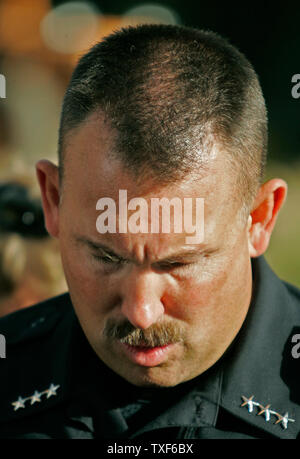 Park County Sheriff Fred Wegener sprechen in einem gebrochenen Stimme und scheinbar Holding zurück Tränen kündigt das Ende der Platte Canyon high school Geiseldrama in Bailey, Colorado 27. September 2006. Eine bewaffnete eingegeben Platte Canyon High School, feuerte Schüsse, dauerte sechs Geiseln, dann vier Geiseln frei. Park County Sheriff Department deklariert eine taktische Situation mit dem Ergebnis der ein Student erschossen und die bewaffneten sich selbst töten. (UPI Foto/Gary C. Caskey) Stockfoto