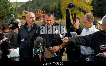 Park County Sheriff Fred Wegener (C) wird von Jefferson County Sheriff Ted Mink flankiert wird nach einer gemeinsamen Geiselnahme an der Platte Canyon High School in Bailey beendet wurde, Colorado, 27. September 2006. Polizeichef Wegener kannte die Geisel, die schwer verletzt wurde. Eine bewaffnete eingegeben Platte Canyon High School, feuerte Schüsse, dauerte sechs Geiseln, dann vier Geiseln frei. Park County Sheriff Department deklariert eine taktische Situation mit dem Ergebnis der ein Student erschossen und die bewaffneten sich selbst töten. (UPI Foto/Gary C. Caskey) Stockfoto