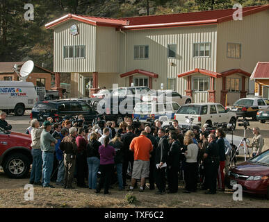 Park County Sheriff Fred Wegener (C) ist umgeben von Medien als das Ende der Geiselnahme ist in Bailey, Colorado 27. September 2006 angekündigt. Eine bewaffnete eingegeben Platte Canyon High School, feuerte Schüsse, dauerte sechs Geiseln, dann vier Geiseln frei. Park County Sheriff Department deklariert eine taktische Situation mit dem Ergebnis der ein Student erschossen und die bewaffneten sich selbst töten. (UPI Foto/Gary C. Caskey) Stockfoto