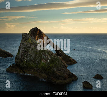 Sunrise Licht und Farben, die von den Ufern des Portknockie Stadt in der Nähe von Bogen Geige Felsformation. Schottische Highlands, Großbritannien, Europa. Stockfoto