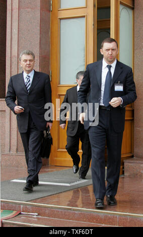 Der russische Oligarch, Inhaber der Russisches Aluminium (rusal), der drittgrößte Aluminiumproduzent der Welt, Oleg Deripaska (R) und der russische Energieminister Viktor Christenko (L) lassen Sie ein Treffen der Russischen und der aserbaidschanischen Präsidenten in Baku, 22. Februar 2006. Wladimir Putin ist zu einem zweitaegigen Besuch in dem ölreichen Land am Kaspischen Meer in Aserbaidschan. (UPI Foto/Anatoli Zhdanov) Stockfoto