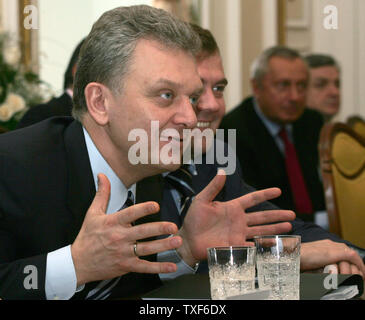 Der russische Energieminister Viktor Christenko (L) und dem russischen Ersten stellvertretenden Ministerpräsidenten Dmitri Medwedew (R) Lächeln bei einem Treffen mit Vertretern der russischen und der aserbaidschanischen Präsidenten in Baku, 22. Februar 2006. Wladimir Putin ist zu einem zweitaegigen Besuch in dem ölreichen Land am Kaspischen Meer in Aserbaidschan. (UPI Foto/Anatoli Zhdanov) Stockfoto