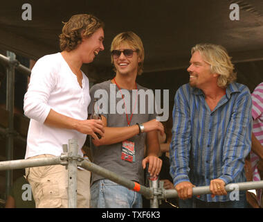 Virgin Records Vorsitzende Sir Richard Branson (R) und sein Sohn Sam Branson (C) die Jungfrau Festival am Pimlico Raceway in Baltimore, Maryland, am 4. August 2007 teilnehmen. (UPI Foto/Alexis C Glenn) Stockfoto