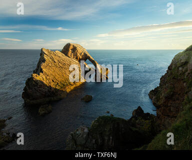 Sunrise Licht und Farben, die von den Ufern des Portknockie Stadt in der Nähe von Bogen Geige Felsformation. Schottische Highlands, Großbritannien, Europa. Stockfoto