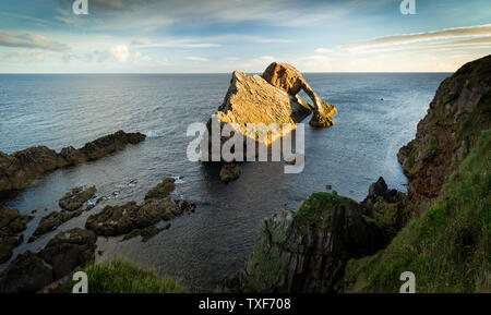 Sunrise Licht und Farben, die von den Ufern des Portknockie Stadt in der Nähe von Bogen Geige Felsformation. Schottische Highlands, Großbritannien, Europa. Stockfoto