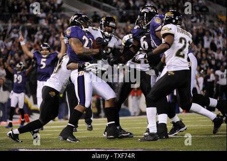 Baltimore Ravens Willis McGahee (23) läuft mit einem 13 Yard Touchdown gegen die Jacksonville Jaguars im zweiten Quartal bei M&T Bank Stadium in Baltimore am 28. Dezember 2008. (UPI Foto/Kevin Dietsch) Stockfoto