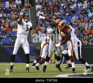 'Baltimore Ravens Quarterback Joe Flacco Pässe gegen die Washington Redskins im ersten Quartal bei M&T Bank Stadium in Baltimore am 13. August 2009. UPI/Kevin Dietsch Stockfoto