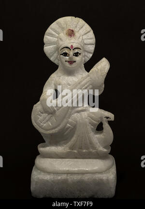 Weißer Stein Saraswati, ist die hinduistische Göttin des Wissens, Musik, Kunst, Weisheit, und lernen. Stockfoto