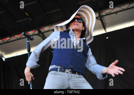 Patrick Monahan, der Sänger von Zug, führt mit seiner Band im Infield vor der 136 läuft der Preakness Stakes in Baltimore am 21. Mai 2011. UPI/Kevin Dietsch Stockfoto